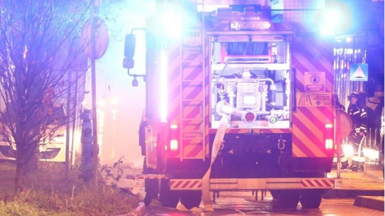 Požar u garaži u zagrebačkoj Dubravi, vatrogasci spasili majku i kćer